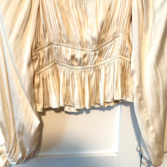 Lulu's Women Cream Satiny Milkmaid Off the Shoulder Top in Size S - Picture 9 of 11